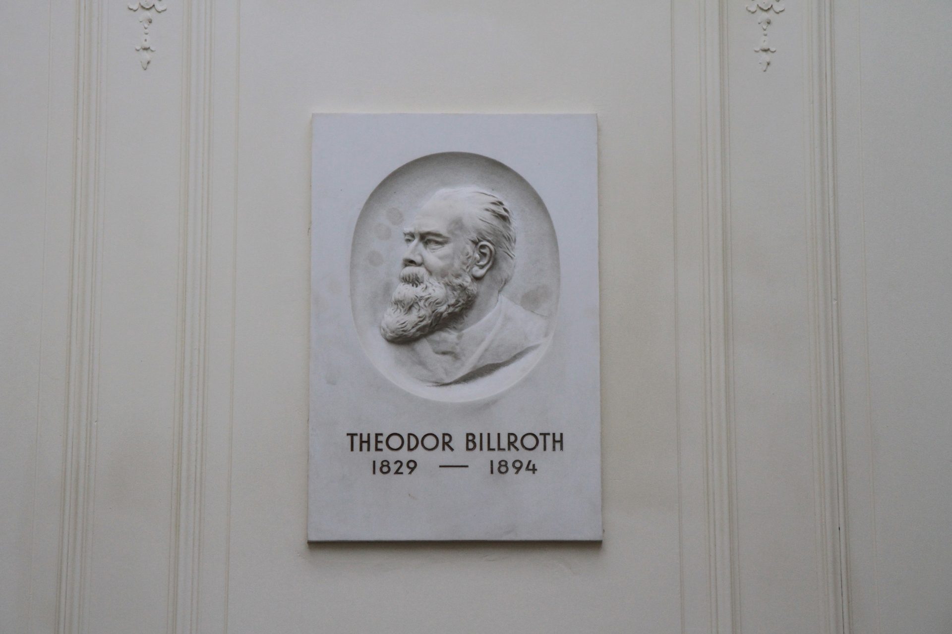 Theodor Billroth's bas-relief, Billrothhaus, Vienna.JPG